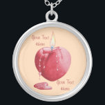 Brandende rode kaars met hartvormige vlam van lief zilver vergulden ketting<br><div class="desc">De originele hartvormige vlam en hartvormige kaarstekening op dit coole juwelenstuk waren geïnspireerd toen ik een rode kaars naar beneden keek. De rode hartvormende smeltwas loopt langzaam langs de zijkant van de kaars in een hartvormig zwembad van rode was. De kleurrijke rode en gele brandende vlam is ook hartvormig. De...</div>