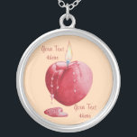 Brandende rode kaars met hartvormige vlam van lief zilver vergulden ketting<br><div class="desc">De originele hartvormige vlam en hartvormige kaarstekening op dit coole juwelenstuk waren geïnspireerd toen ik een rode kaars naar beneden keek. De rode hartvormende smeltwas loopt langzaam langs de zijkant van de kaars in een hartvormig zwembad van rode was. De kleurrijke rode en gele brandende vlam is ook hartvormig. De...</div>