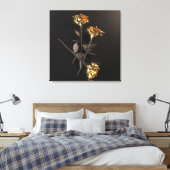 Brandende Rozen – Gouden Elegantie Canvas Afdruk (Insitu (Slaapkamer))