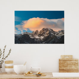 Brandende wolken boven de bergen poster