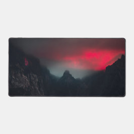 Brandende wolken, mist en bergen bureaumat