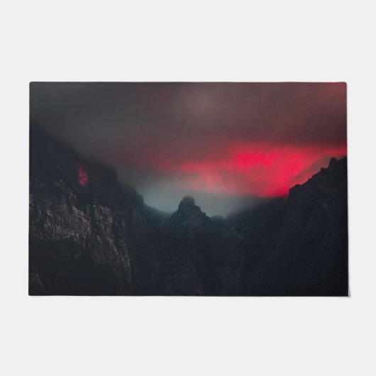 Brandende wolken, mist en bergen deurmat (Voorkant)