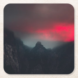 Brandende wolken, mist en bergen kartonnen onderzetters