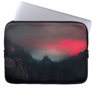 Brandende wolken, mist en bergen laptop sleeve