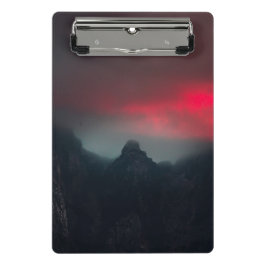 Brandende wolken, mist en bergen mini klembord