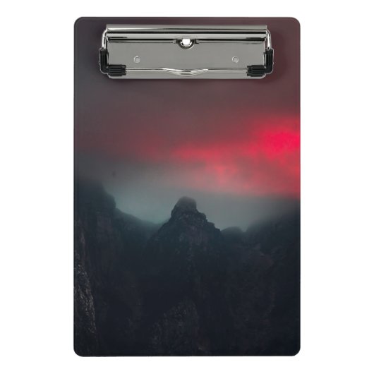 Brandende wolken, mist en bergen mini klembord (Voorkant)