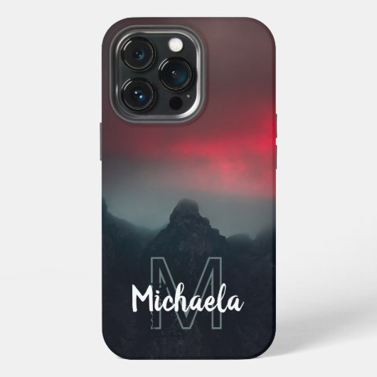 Brandende wolken, mist en bergen monogram iPhone hoesje (Achterkant)