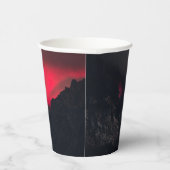 Brandende wolken, mist en bergen papieren bekers (Rechts)