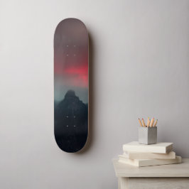 Brandende wolken, mist en bergen persoonlijk skateboard