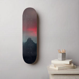 Brandende wolken, mist en bergen persoonlijk skateboard