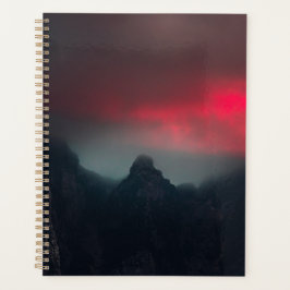 Brandende wolken, mist en bergen planner