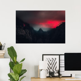 Brandende wolken, mist en bergen poster