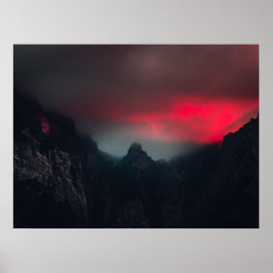 Brandende wolken, mist en bergen poster