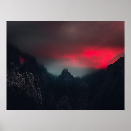 Brandende wolken, mist en bergen poster (Voorkant)