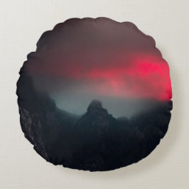 Brandende wolken, mist en bergen rond kussen