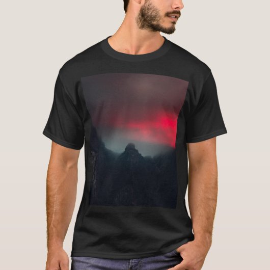 Brandende wolken, mist en bergen t-shirt (Voorkant)