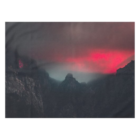 Brandende wolken, mist en bergen tafelkleed (Voorkant (Horizontaal))