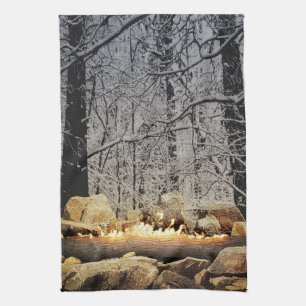 Brandende Yuleblok in een Besneeuwd Bos Theedoek