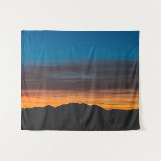 Brandende zonsondergang boven landschapssilhouet wandkleed (Voorkant (horizontaal))