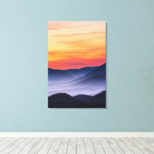 Brandende zonsondergang en mist in vallei canvas afdruk