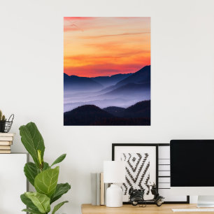 Brandende zonsondergang en mist in vallei poster