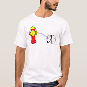 Brandkraan krijgt wraak en spuit water op honden t-shirt