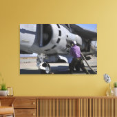 Brandstoftechnicus voor de luchtvaart maakt een br canvas afdruk (Insitu (Woonkamer))