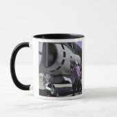 Brandstoftechnicus voor de luchtvaart maakt een br mok (Links)