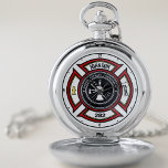Brandweer en brandweer en brandweer zakhorloge<br><div class="desc">Brandafdeling VOEGT Fireman Firefighter Badge-ontwerp TOE - Embleem met Helm en Ax. Aanpassen met jouw naam,  nummer en locatie van station/apparaat.</div>