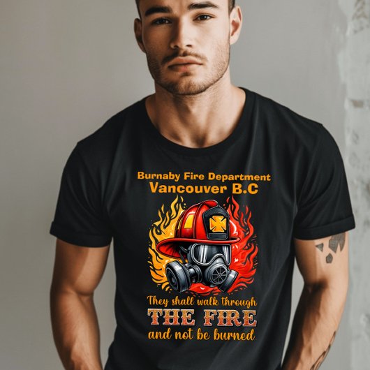 Brandweerhelm tussen vlammen t-shirt