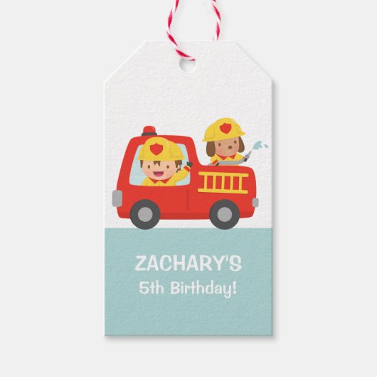 Brandweerjongen in Red Fire Truck Birthday Party Cadeaulabel (Voorkant)