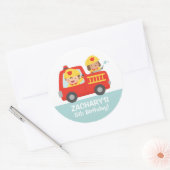 Brandweerjongen in Red Fire Truck Birthday Party Ronde Sticker (Envelop)