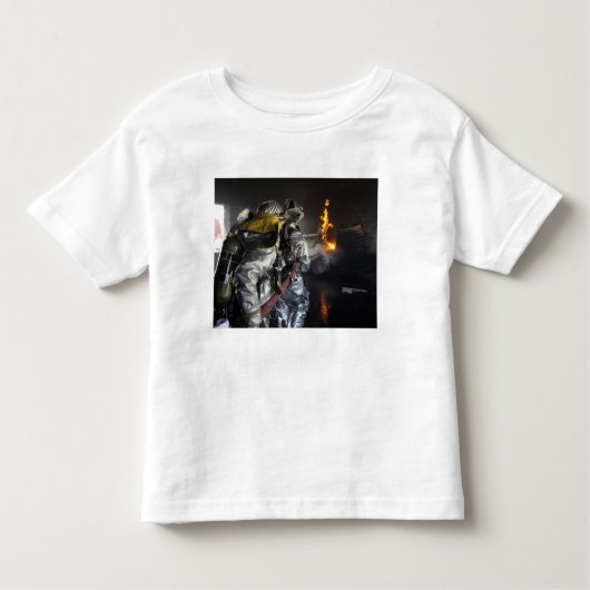 Brandweerlieden blussen een brand in een training kinder shirts (Voorkant)