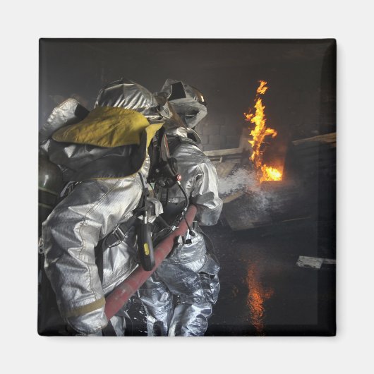 Brandweerlieden blussen een brand in een training  magneet (Voorkant)