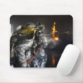 Brandweerlieden blussen een brand in een training  muismat (Met muis)