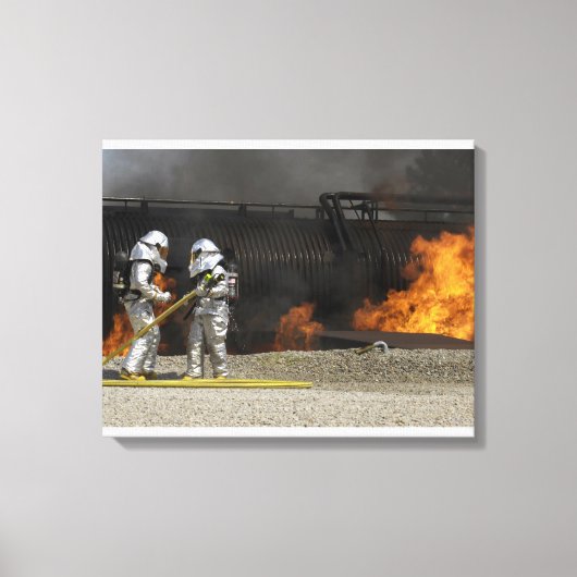 Brandweerlieden neutraliseren een levend vuur canvas afdruk (Voorkant)