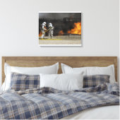 Brandweerlieden neutraliseren een levend vuur canvas afdruk (Insitu (Slaapkamer))