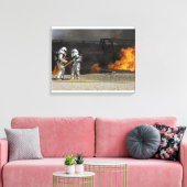 Brandweerlieden neutraliseren een levend vuur canvas afdruk (Insitu (Woonkamer))