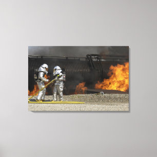 Brandweerlieden neutraliseren een levend vuur canvas afdruk