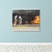 Brandweerlieden neutraliseren een levend vuur canvas afdruk (Insitu (Houten vloer))