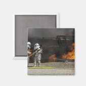 Brandweerlieden neutraliseren een levend vuur magneet (Voorkant / Achterkant)