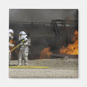 Brandweerlieden neutraliseren een levend vuur magneet