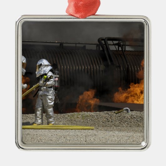 Brandweerlieden neutraliseren een levend vuur metalen ornament (Voorkant)