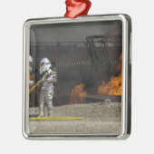 Brandweerlieden neutraliseren een levend vuur metalen ornament (Links)