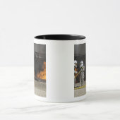 Brandweerlieden neutraliseren een levend vuur mok (Midden)