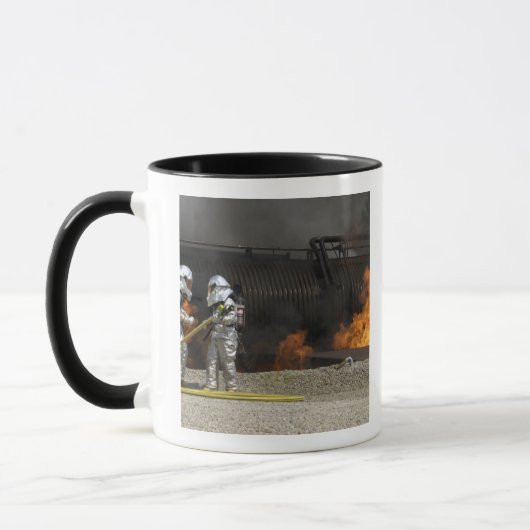 Brandweerlieden neutraliseren een levend vuur mok (Links)