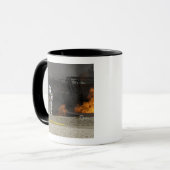 Brandweerlieden neutraliseren een levend vuur mok (Voorkant links)