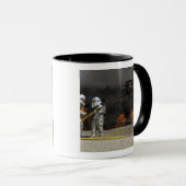 Brandweerlieden neutraliseren een levend vuur mok (Voorkant rechts)