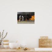 Brandweerlieden neutraliseren een levend vuur poster (Keuken)