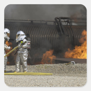 Brandweerlieden neutraliseren een levend vuur vierkante sticker